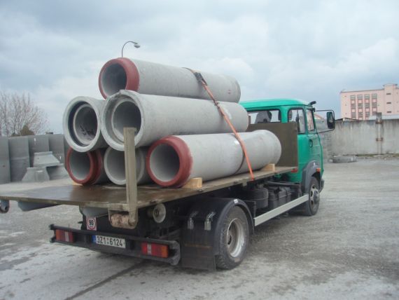 Dovoz vyztužených betonových trub pro propustky ve Zlíně