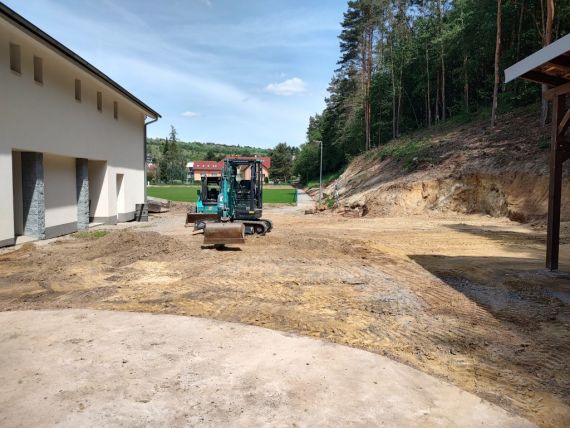 Odkopání svahu, srovnání a zhutnění terénu – Kunovice