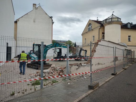 Demolice menší stavby s odvozem materiálu - Uh. Hradiště