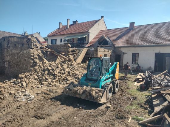 Řízené bourání stavby v Ostrožské Nové Vsi